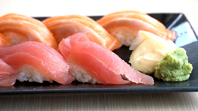 鲑鱼和金枪鱼寿司视频素材
