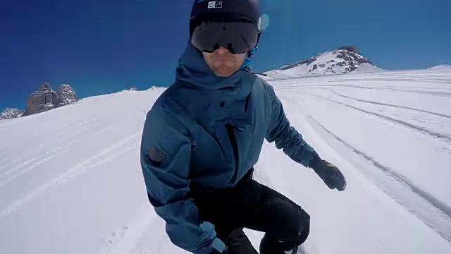 滑雪者在喷雪时自拍视频素材