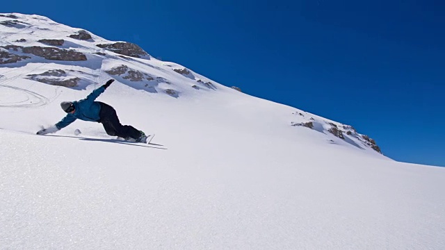 SLO MO专业滑雪板在斜坡上雕刻视频素材