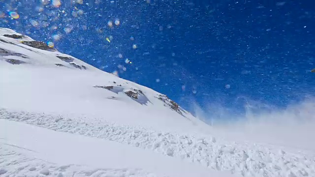 SLO MO滑雪板对着镜头喷雪视频素材
