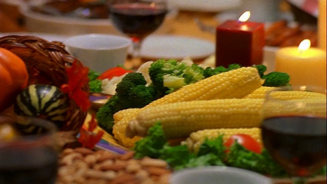 在感恩节期间，在餐桌上摆上食物、葡萄酒和蜡烛视频下载
