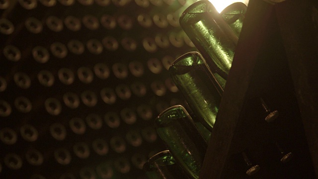架子上的酒瓶/卢瓦尔，法国视频素材