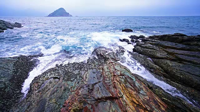 平静的海浪拍打着多岩石的海岸视频素材