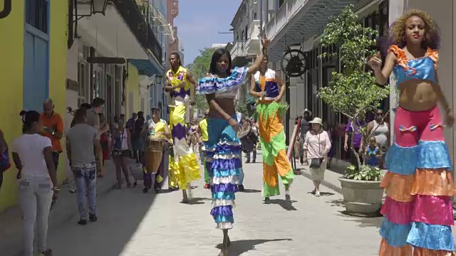 古巴哈瓦那街头有传统的高跷舞蹈表演。哈瓦那老城区的地标视频下载