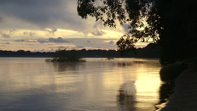 美丽的镜头，在黄昏的维多利亚湖轻轻拍打在布加拉岛的海滩上。视频素材