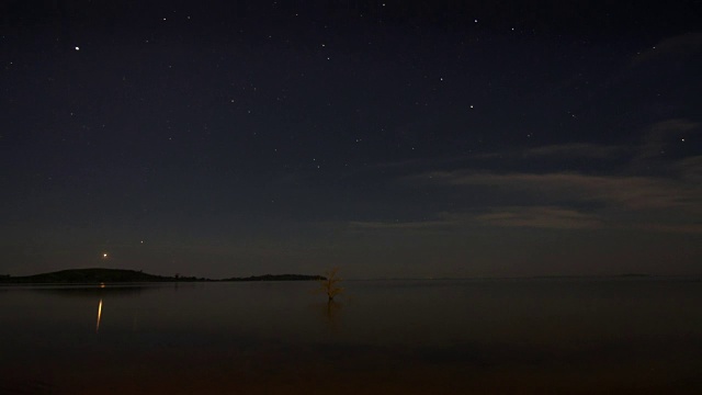 时间流逝序列显示星星在维多利亚湖上移动。视频素材