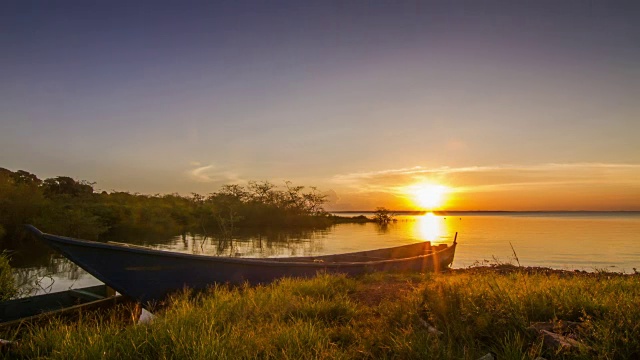 美丽的日落日落的布加拉岛海岸。视频素材