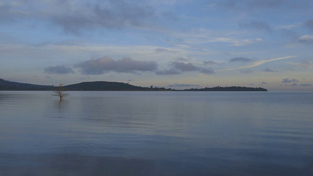 黄昏时分，远眺平静的维多利亚湖。视频素材