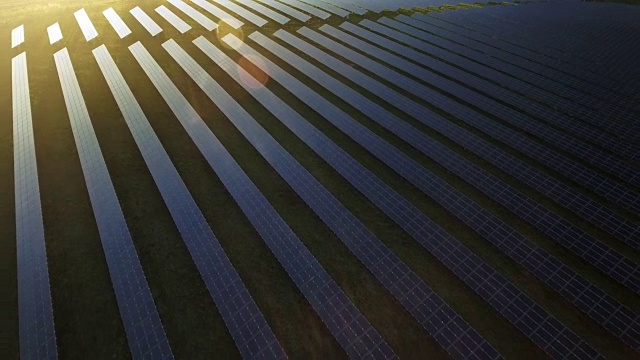 高空太阳能发电站日落俯瞰拍摄(4K/超高清)视频素材