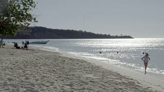 晴朗阳光的海滩/格林纳达，加勒比视频素材