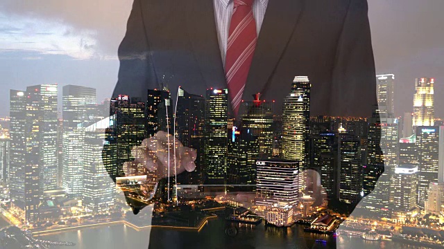 商人使用平板电脑显示未来的概念与城市覆盖视频素材