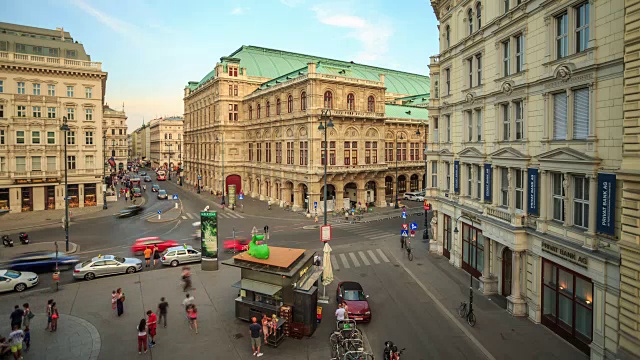4K时光流逝:行人拥挤的卡特纳购物街奥地利维也纳黄昏视频素材