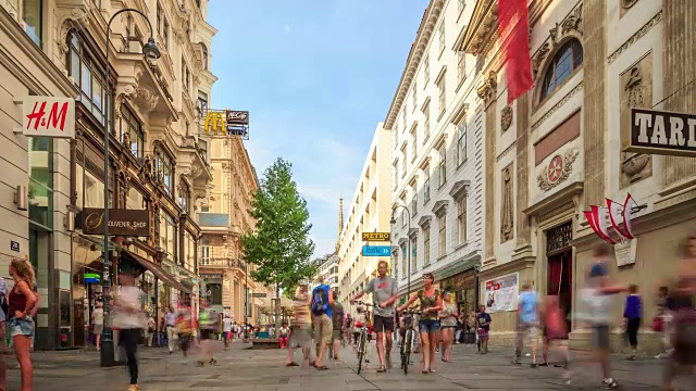 奥地利维也纳傍晚拥挤的卡特纳购物街视频素材