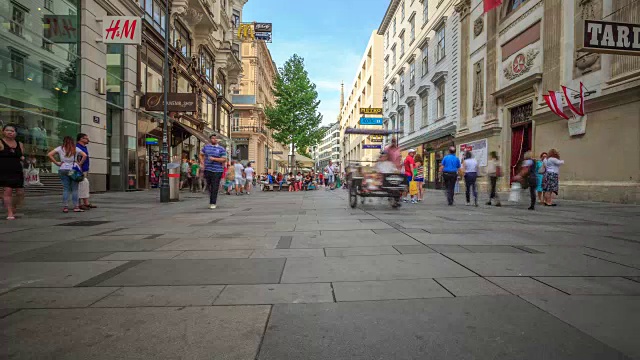 4K时光流逝:维也纳拥挤的卡特纳购物街的行人视频素材