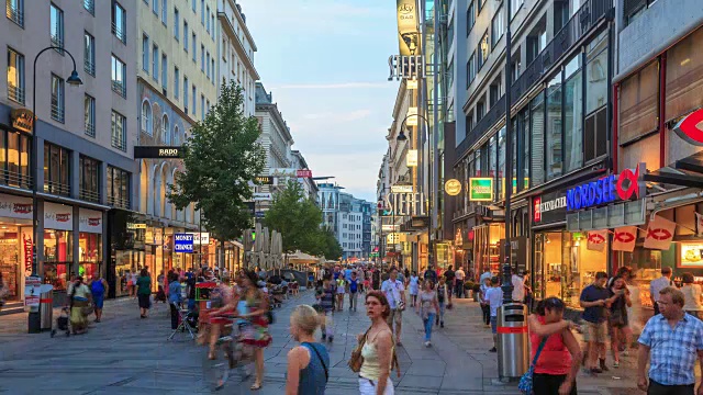 奥地利维也纳傍晚拥挤的卡特纳购物街视频素材