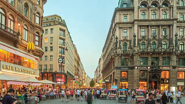 4K时光流逝:维也纳拥挤的卡特纳购物街的行人视频素材
