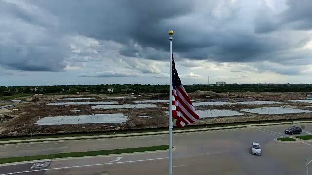 在一个阳光明媚的日子里，环绕着德克萨斯州奥斯汀市中心的上空，巨大的对比云沿着德克萨斯州首都市中心移动视频下载
