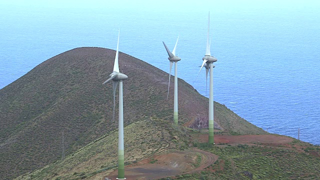 耶罗岛上的风力涡轮机正在缓慢转动。视频素材