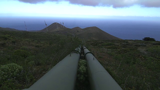 起重机在耶罗岛山坡上的水管上方拍摄。视频素材