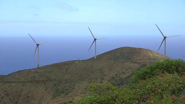 镜头从耶罗岛的一个风力发电场上掠过。视频素材