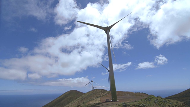 耶罗岛上的风力涡轮机缓缓转动。视频素材