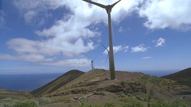 在耶罗岛，倾斜到风力涡轮机缓慢转动。视频素材