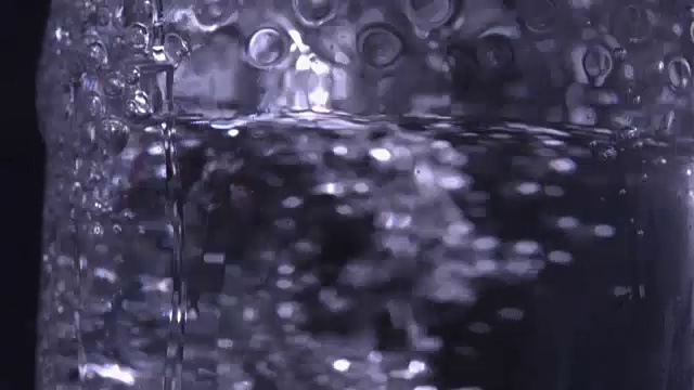实验显示一瓶过冷的水被落下并形成冰晶视频下载