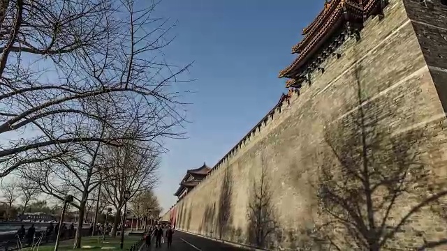 中国北京，2016年3月21日:漫步在中国北京紫禁城的城墙上视频下载