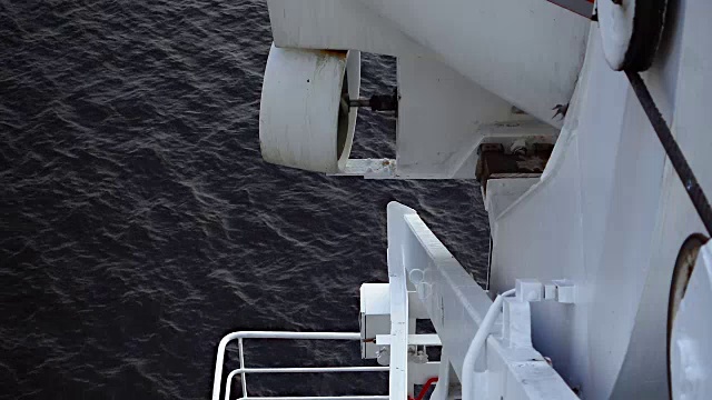 救生艇在一个渡轮螺旋桨的观点视频素材