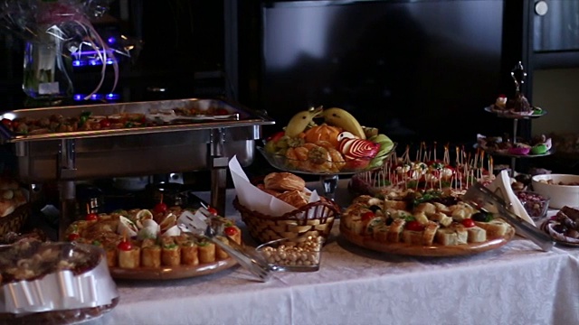 桌上食物的特写镜头视频素材