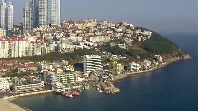 海云台海滩的城市景观与摩天大楼视频素材