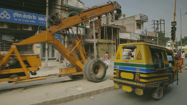 MS Side POV拍摄于印度新德里市郊或城镇视频素材