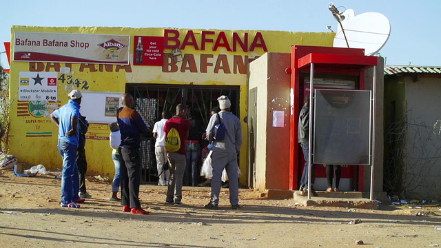南非科斯莫市，站在小镇商店外的人们视频下载