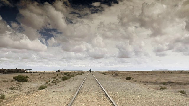 有人在沙漠中走过铁路视频素材