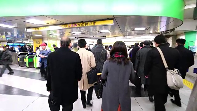 乘客可以通过JR新宿站的自动检票口。视频下载