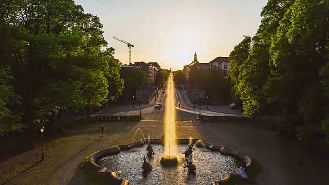 从白天到晚上，以喷泉为前，以普林斯摄政街为背景的慕尼黑friedenengel视频素材