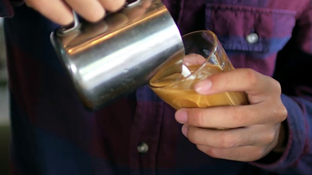 咖啡概念，咖啡师制作拿铁艺术和牛奶倒，4k(超高清)视频素材
