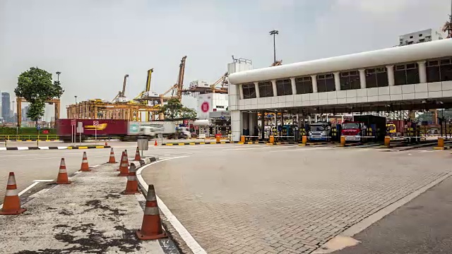 4K延时:货物货车驶离港口码头视频下载