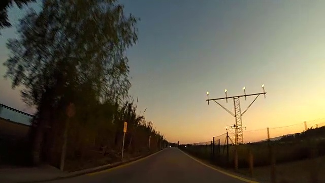 运动视图驾驶在巴塞罗那机场附近的道路与飞机交通降落的汽车。视频素材