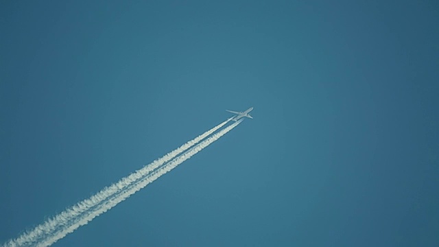 蓝天上的喷气式飞机。空客a330 - 343。D-AIKM。TAO-FRA。海拔35975英尺/ 10965 m。Speed469节/ 868 km / h。视频下载