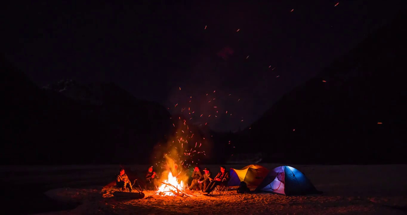 一群朋友围坐在篝火旁视频素材