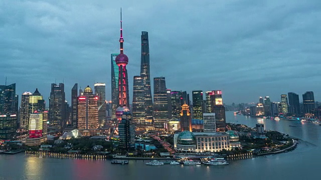 时间流逝，上海从白天到夜晚的过渡视频素材