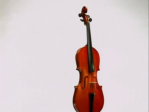 小提琴在白色背景上旋转视频素材