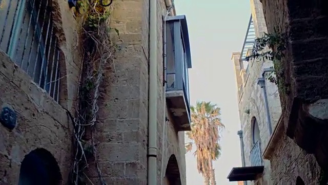 行走在东部城镇的两座古老房屋之间视频素材