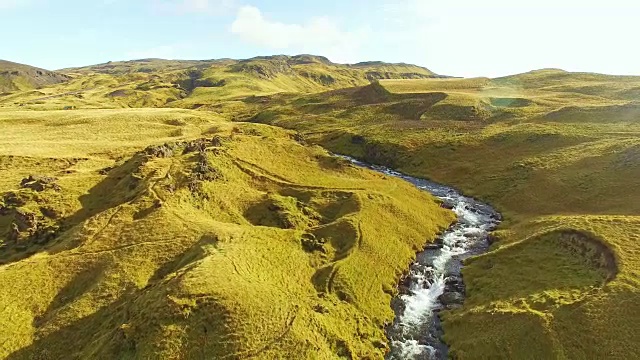 空中的Seljalandsfoss瀑布和周围的景观视频素材