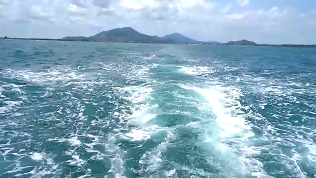 有快艇尾流泡沫的海洋视频下载