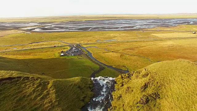 空中的Seljalandsfoss瀑布和周围的景观视频素材