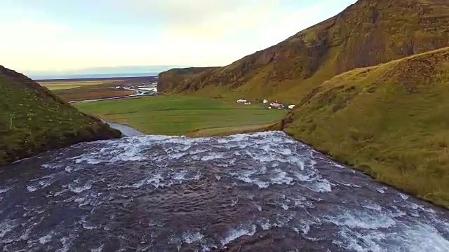 令人惊叹的Skogafoss瀑布视频素材