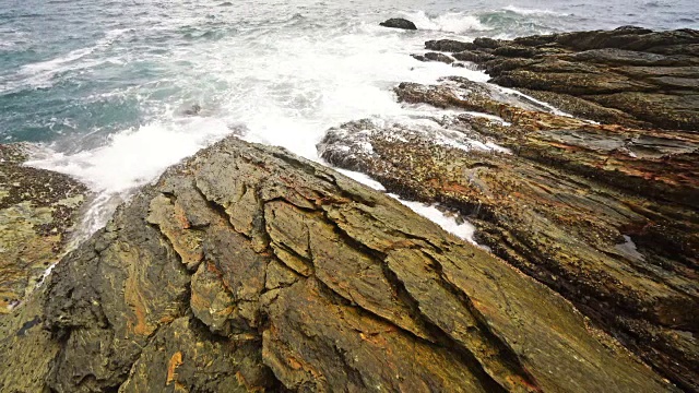 平静的海浪拍打着多岩石的海岸视频素材