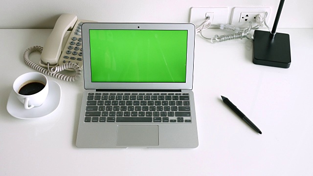现代办公室里的绿屏笔记本电脑视频下载